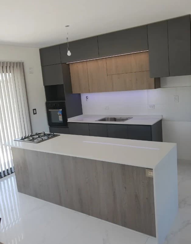 Cocina con isla de Foresta Muebles