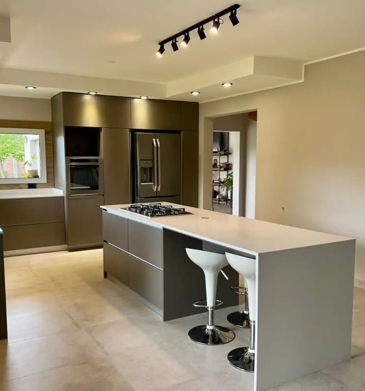 Cocina minimalista con barra de Foresta Muebles