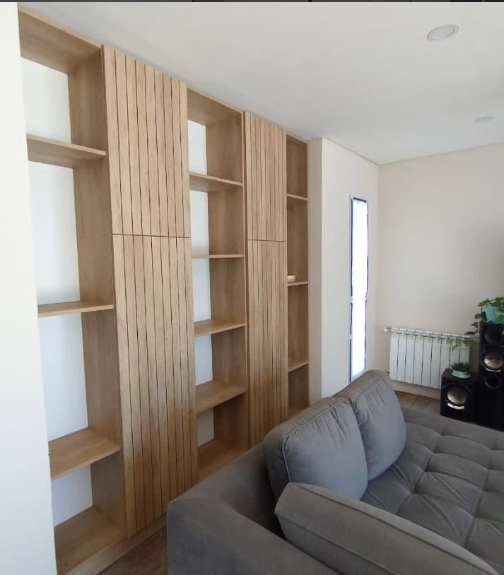 Cocina azul y madera fabricada por Foresta Muebles